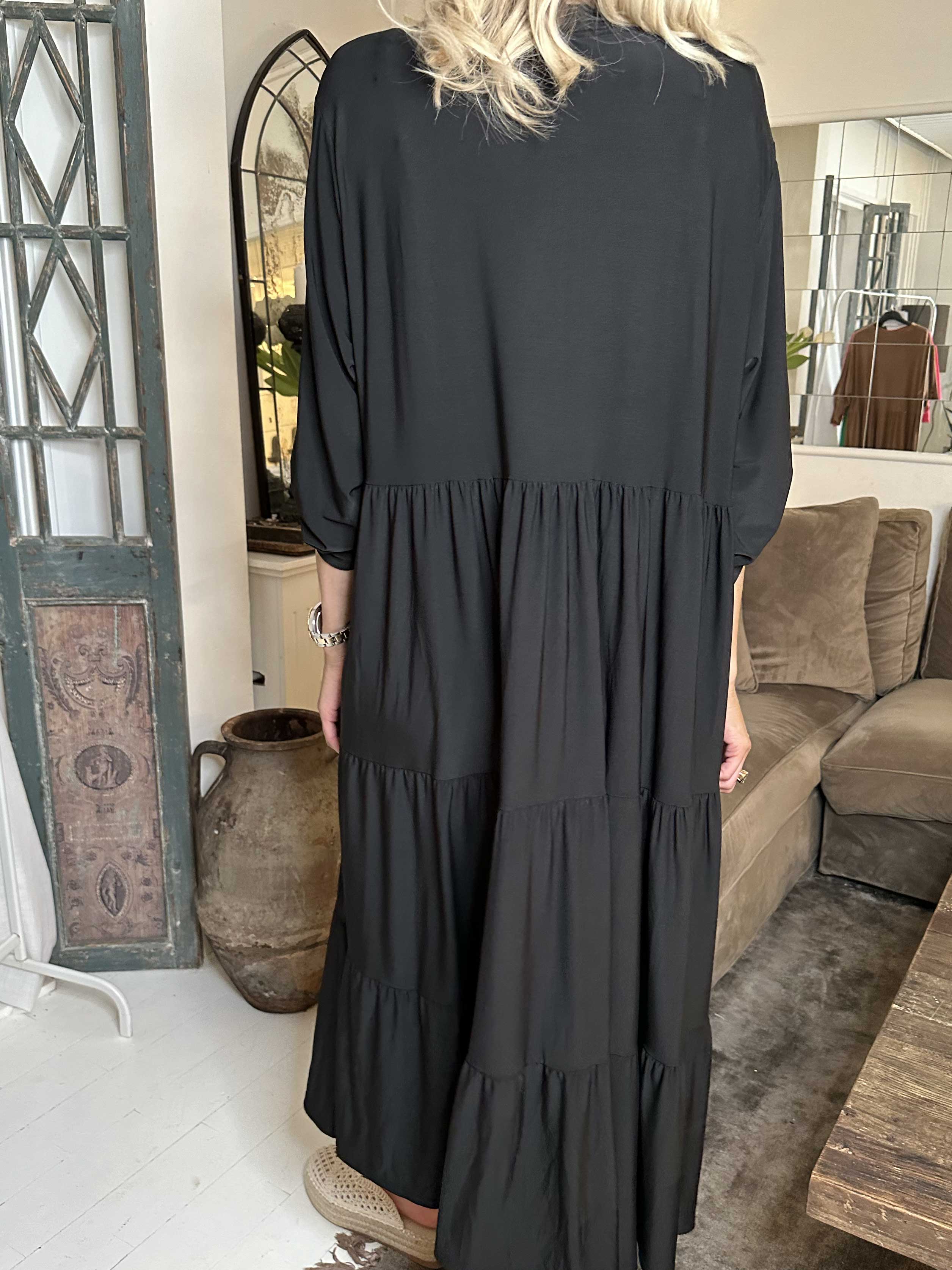 Milano Plain - Lang ensfarvet kjole med lag på lag look